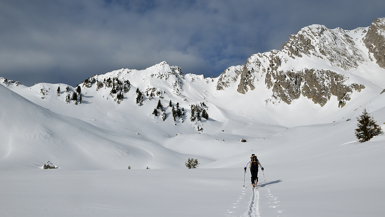 20140201-021-GrdsMoulins.jpg - Tout a gauche, ce doite etre le col de Freche, puis a droite l'aret en direction du sommet