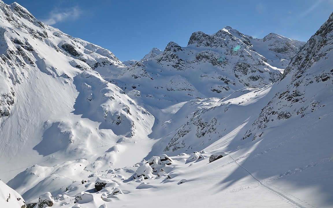 20140222-016-GrdColon.jpg - Notre trace et vue sur Col de la Pra (a droite) et montee au deuxieme Lac a gauche
