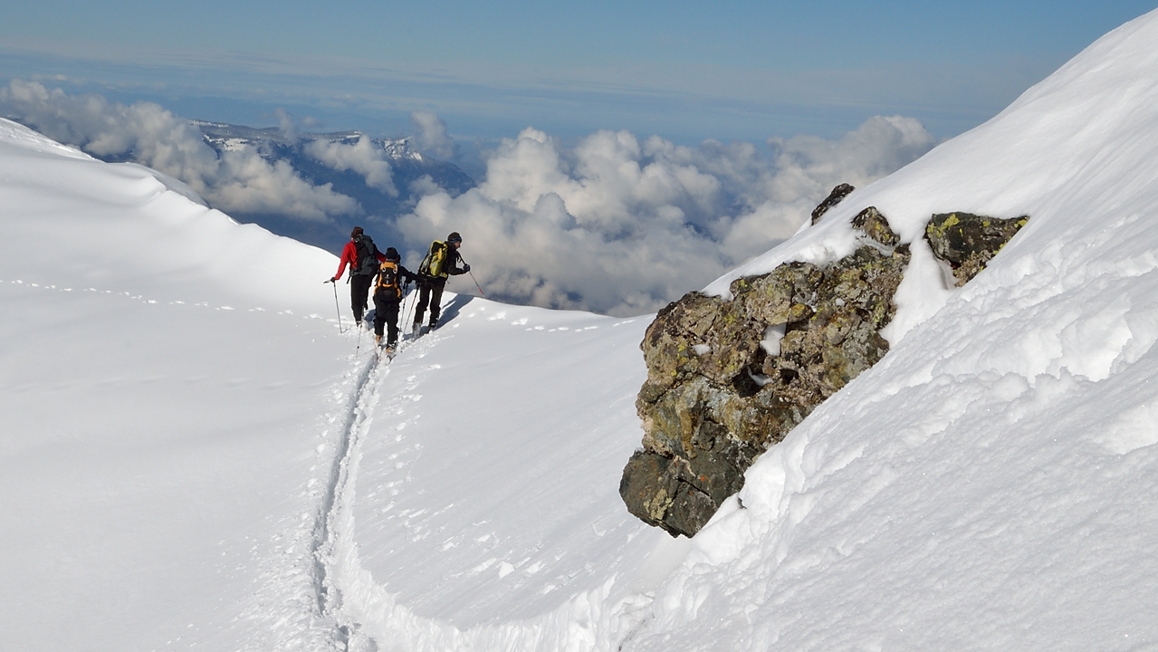 20140222-022-GrdColon.jpg - sur l'arete sommitale: depart du couloir nord --- c'est donc bien ici qu'on descendra