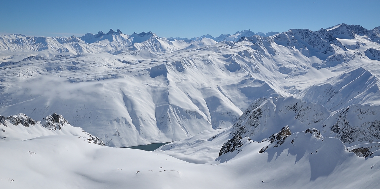 20140302-034-RocherBlanc.jpg - Les Aiguilles d'Arves (audessus du barrage de Grd MAison) puis au loin la Meije et au fond la Barre, et en avant plan toute la montee du col de la Croix de fER au Pic de l'Etendard