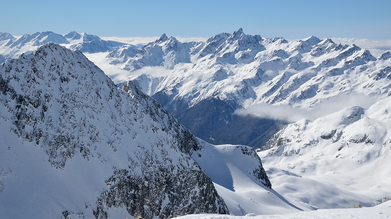 20140302-036-RocherBlanc.jpg - Au sud on voit la face est de Belledonne, avec le Grd Pice et la Grde Lance d'Allemond, puis plus a gauche le Taillefer et sa face nord