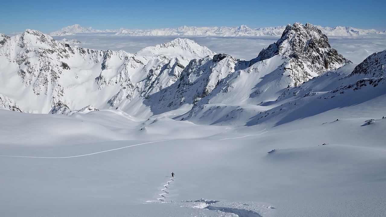 20140302-038-RocherBlanc.jpg - A la descente une belle trace (un chouia lourde) et vue sur toutes les Alpes : le Mont Blanc, puis le Grd Combin  et un peu plus a droit bien au fond en regardant bien on voit le Cervin, puis le Pourri et la Grand Casse comme avant, l'Aiguille d'Olle au premier plan, puis plus a gauche je ne vois plus ....