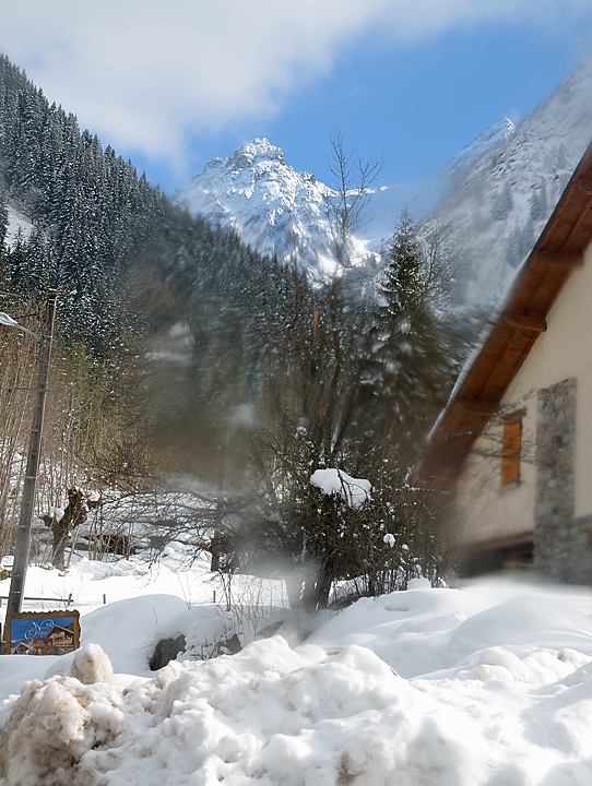 20140302-048-RocherBlanc.jpg - L'obligatoire photo de l'arrivee au parking ... avec un objectif qui a du survivre un certain nombre de chutes dans la neige lourde et profonde