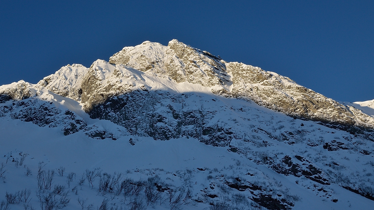 20140307-001-BeccaMotta-etal.jpg - J1 -- Becca Motta et remonter au Plan des Gouilles : Arete de la Grde Marianne au-dessus de nos tetes au soleil