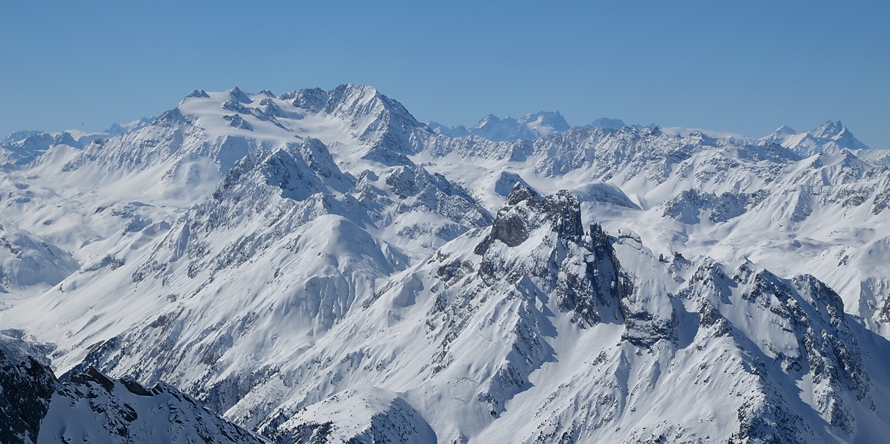 20140307-010-BeccaMotta-etal.jpg - J1 -- Becca Motta et remonter au Plan des Gouilles : vue du sommet vers l'Aiguille Polset et tout au fond a droite la Meije