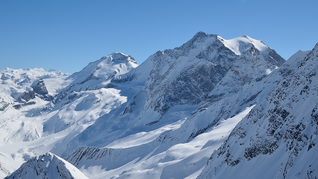 20140307-011-BeccaMotta-etal.jpg - J1 -- Becca Motta et remonter au Plan des Gouilles : vue du sommet sur la Grde Casse et le depart du Grd Couloir (si je pense que j'ai fait ca il y a bcp d'annees) et derriere a gauche la Grde Motte