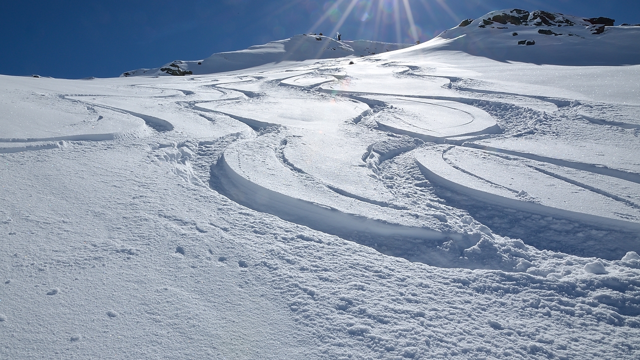 20140307-014-BeccaMotta-etal.jpg - J1 -- Becca Motta et remonter au Plan des Gouilles : magnifique neige dans la partie haute ... il suffit de changer un tout petit peu l'orientation par rapport a la montee