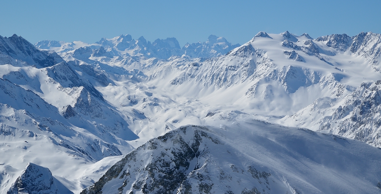 20140308-035-BeccaMotta-etal.jpg - J2 --- col de Volnay : vue du col vers l'Aig de Polset et tout ca (a droite) et au fond plus a gauche les Ecrins, on voit tres bien la Barre