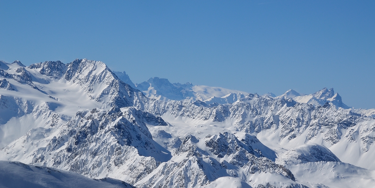 20140308-036-BeccaMotta-etal.jpg - J2 --- col de Volnay : a droite de Polset et co on voit la Meije, les glaciers des Deux Alpes puis les Aiguilles d'Arves