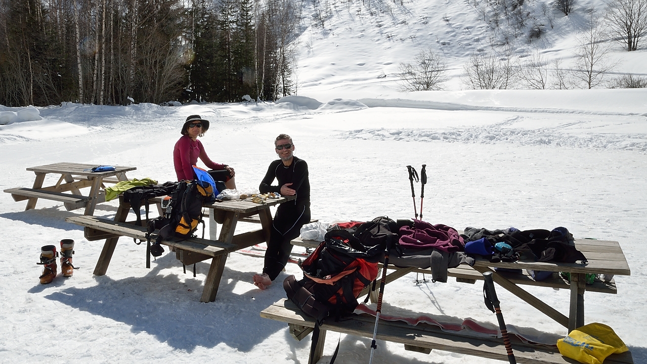 20140308-042-BeccaMotta-etal.jpg - J2 --- col de Volnay : au Laisonnay sur les pistes de ski de fond tout est fermee ... on seche tout avant de remonter au refuge ... et non avant de retourner au village, car la montee plein sud craint trop