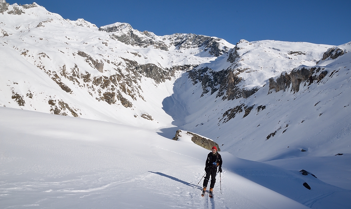 20140309-048-BeccaMotta-etal.jpg - J3 --- Tour par le col de Roche Noire : nous suivons donc la trace (apres un the au refuge encore bien chaud)