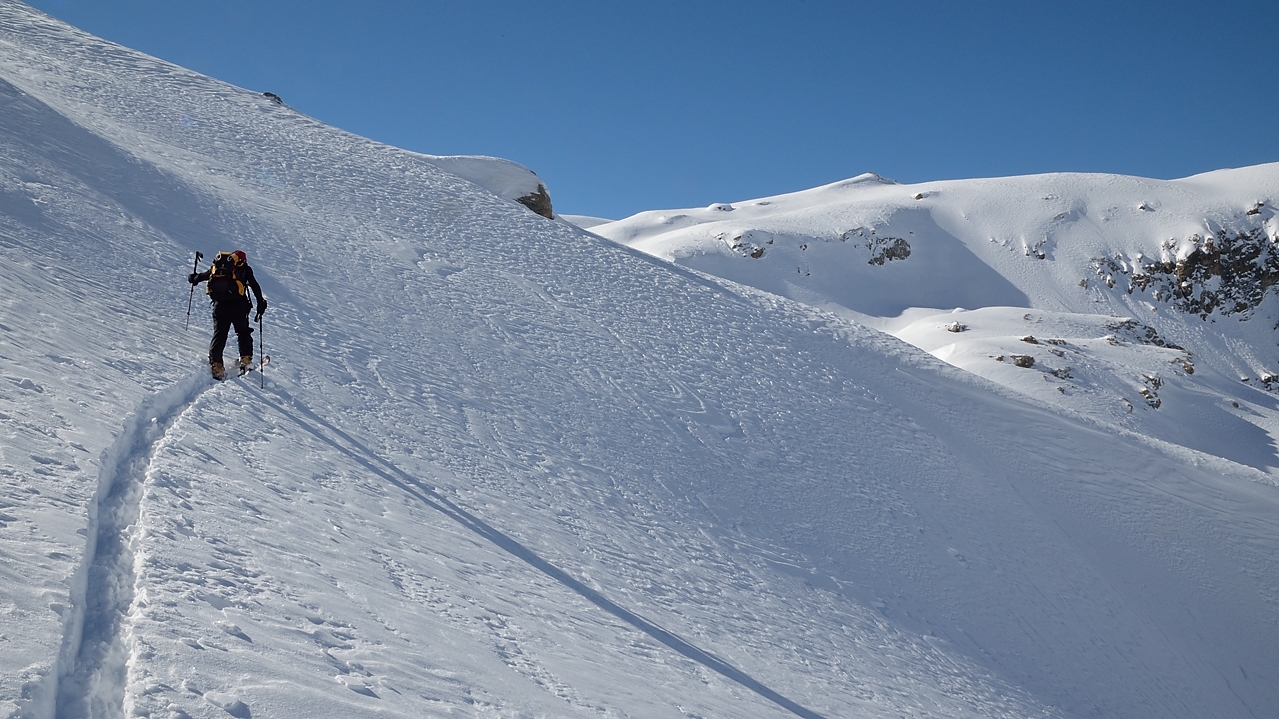 20140309-052-BeccaMotta-etal.jpg - J3 --- Tour par le col de Roche Noire : il reste pas mal de neige fraiche ... ici nous arrivons presque au col