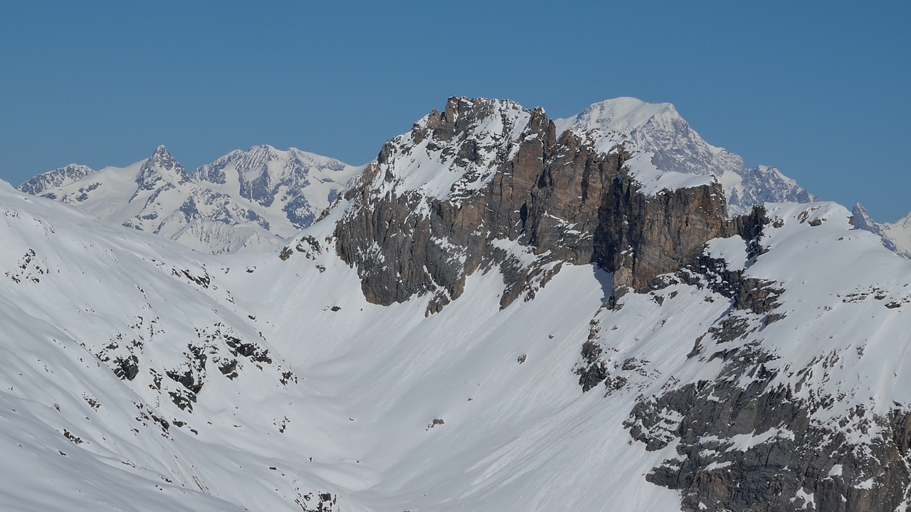 20140309-059-BeccaMotta-etal.jpg - J3 --- Tour par le col de Roche Noire : d'ici on reconnait mieux que la veille l'Aiguille  des Glacier devant le col infranchissable et la Bionnassay