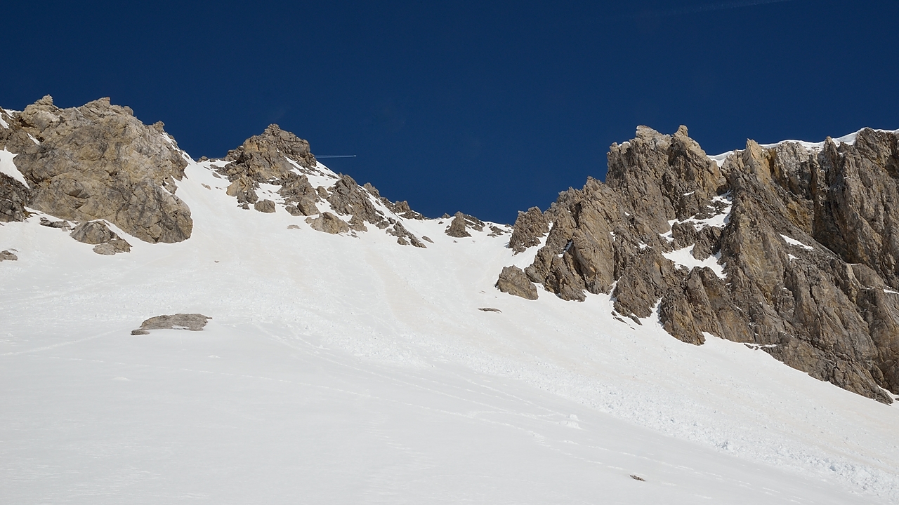 20140309-062-BeccaMotta-etal.jpg - J3 --- Tour par le col de Roche Noire : dans les orientations a l'abri du soleil on trouve encore de la poudre, ailleurs de la neige transformee