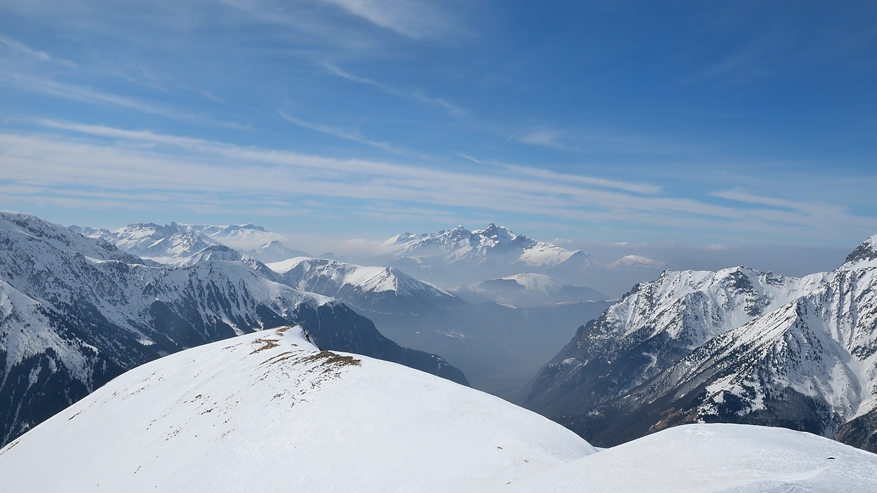20140315-002-Neyrard.jpg - Vue du sommet des Clottous sur le Devoluy: au fond le Pic de Bure et a droite l'Obiou