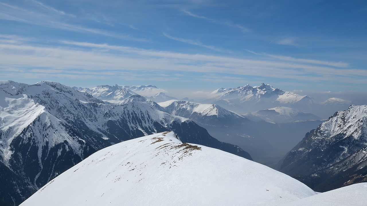 20140315-003-Neyrard.jpg - Vue du sommet des Clottous sur le Devoluy: au fond le Pic de Bure et a droite l'Obiou