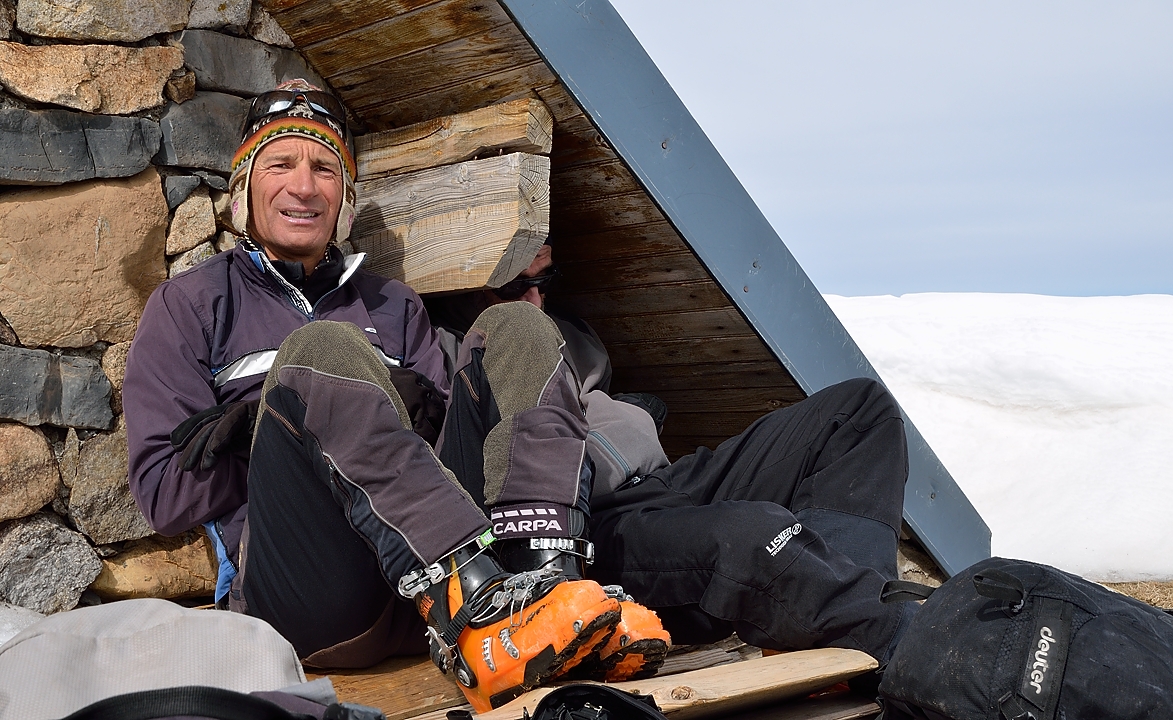 20140315-006-Neyrard.jpg - A la cabane de la Vivelle en esperant que la tempete se calme: faut bien se cacher pour ne pas sentir la bise