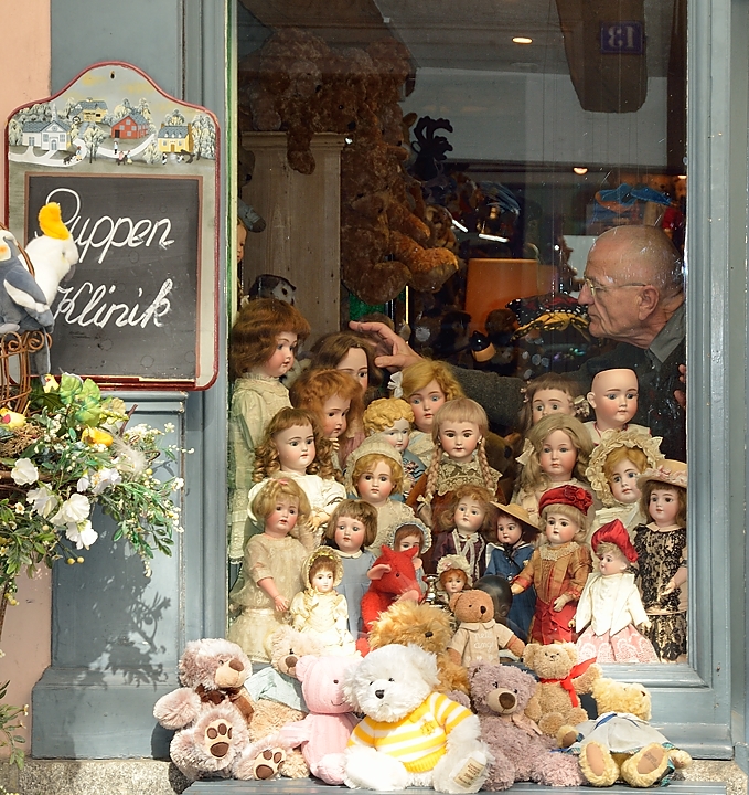 20140320-081-ETHZ.jpg - Narrow streets of the old town: dolls' hospital