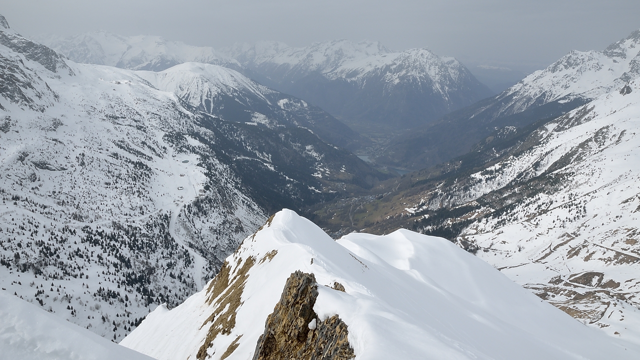 20140330-005-AiguillettesVauj.jpg - Dans la vallee Vaujjani et a gauche la station d'Alpe d'Huez. 