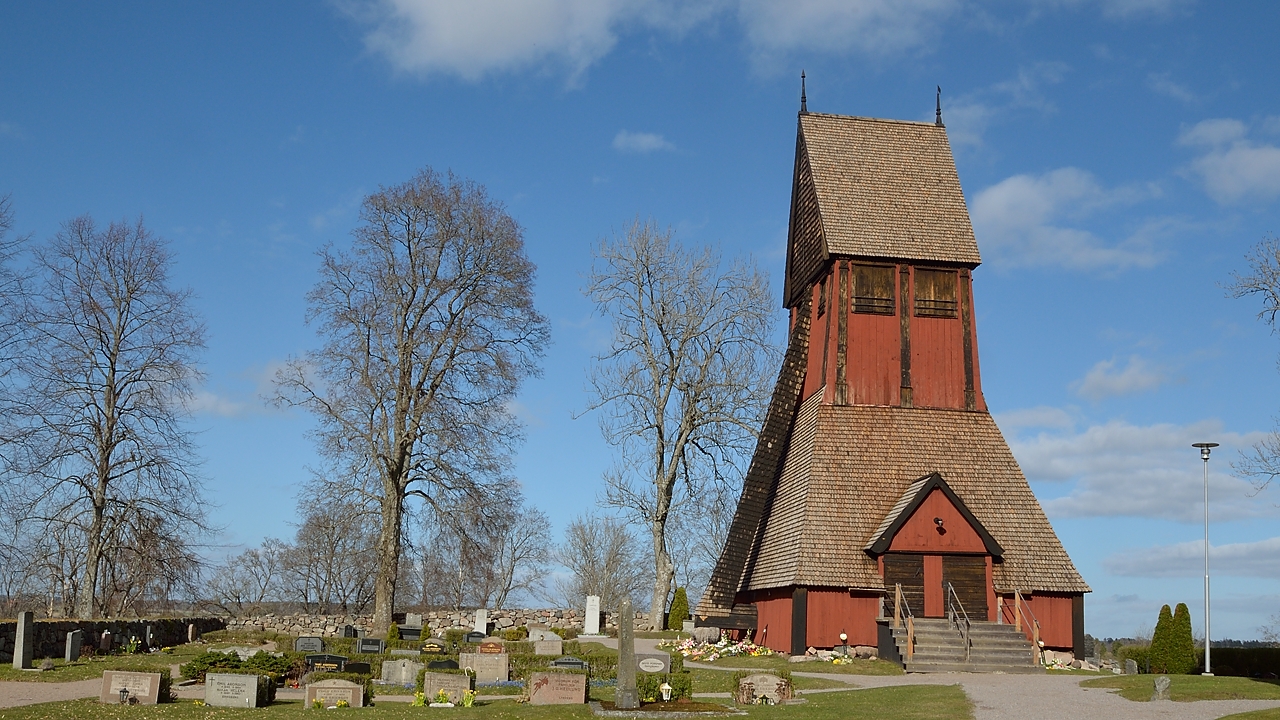 20140413-124-Upps+Stockh.jpg - I don't know what this building behind the church is