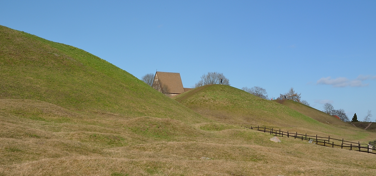 20140413-133-Upps+Stockh.jpg - The tumuli behind the museum