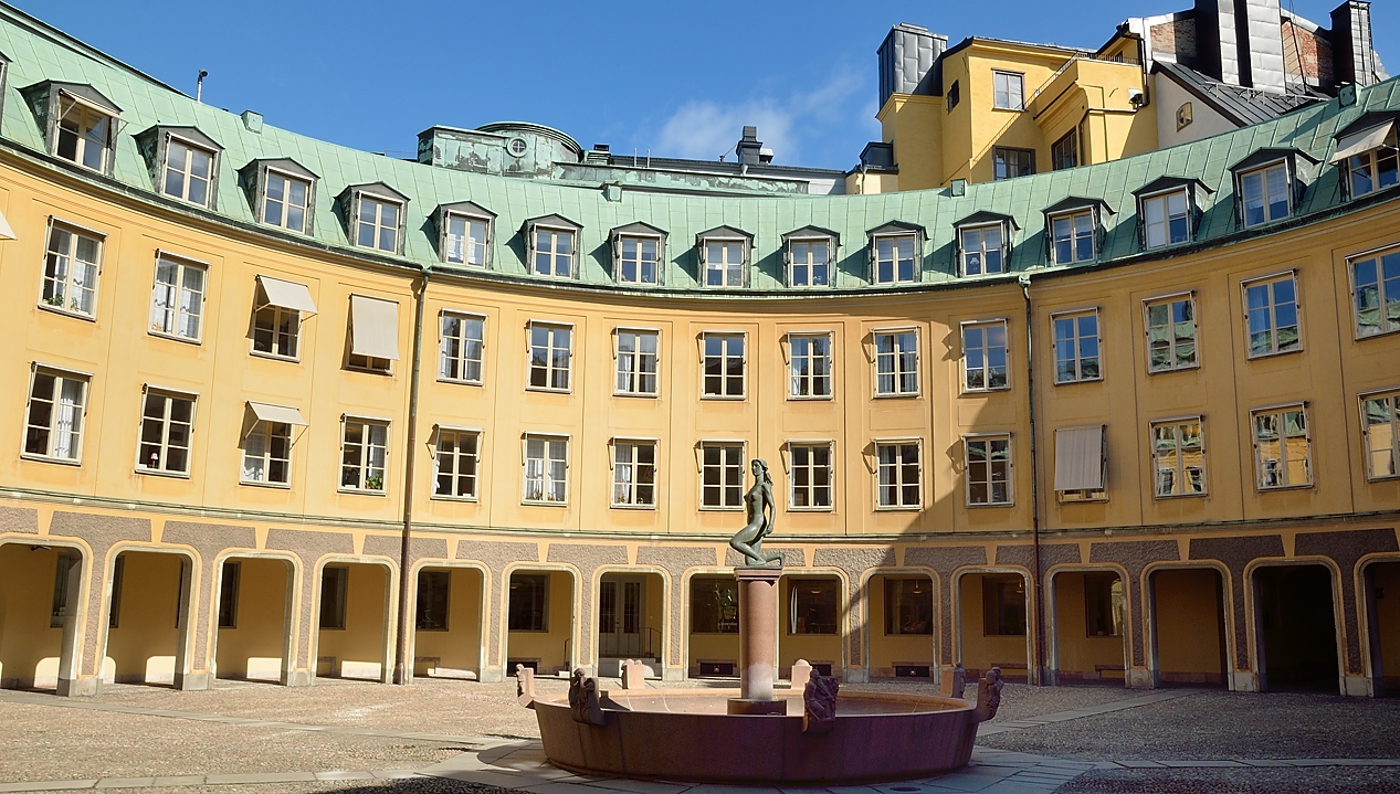 20140415-167-Upps+Stockh.jpg - A round square inside this building