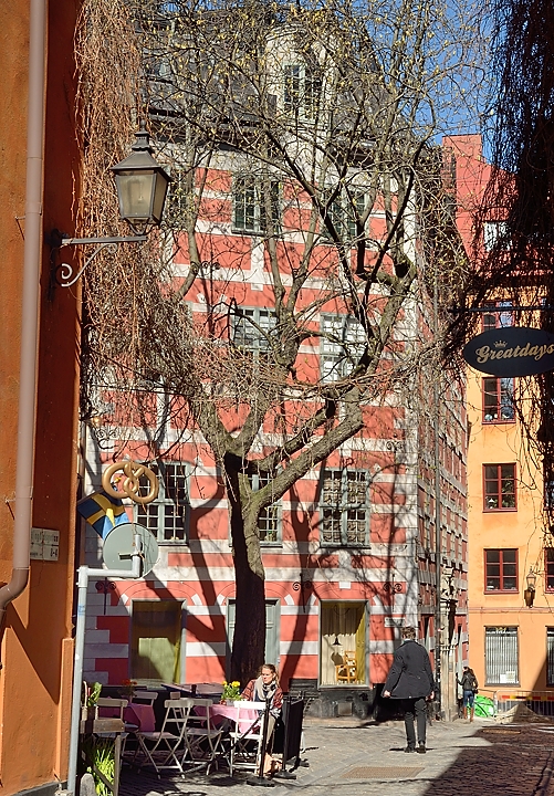 20140415-204-Upps+Stockh.jpg - A little square, a chestnut tree and a cafe called "under Kastanjen"