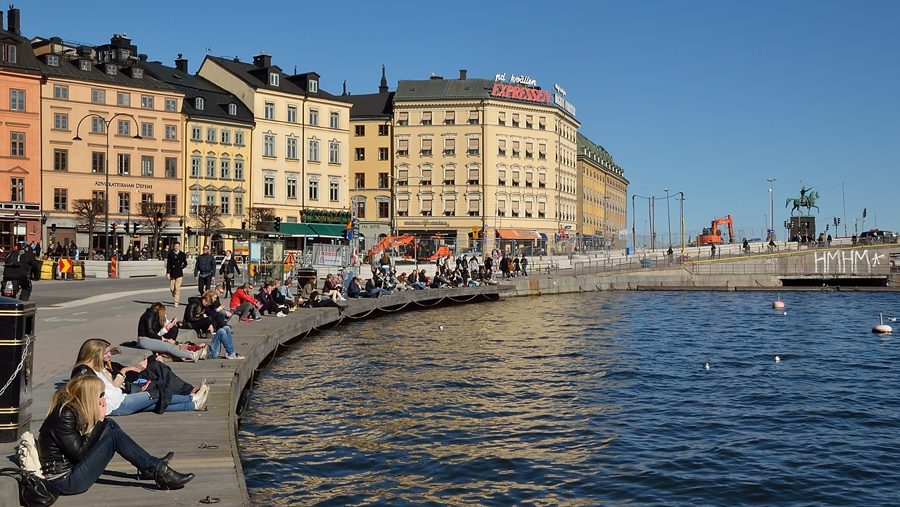 20140415-245-Upps+Stockh.jpg - Sun bathing on Munkbroleden, either close to the water ...