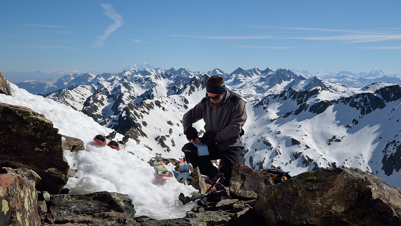 20140417-006-GrdLanceDomaine.jpg - Au sommet en attendant le degel ... au fond a gauche le Mont Blanc, a droite la Grde Casse et la Vanoise et au milieu on devine le Grd Combin