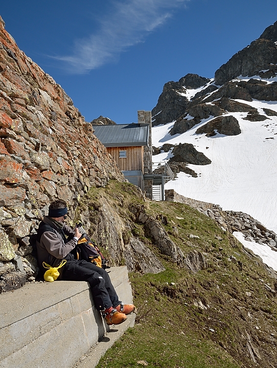 20140417-012-GrdLanceDomaine.jpg - Pause Cassecroute au soleil au refuge de la Croix