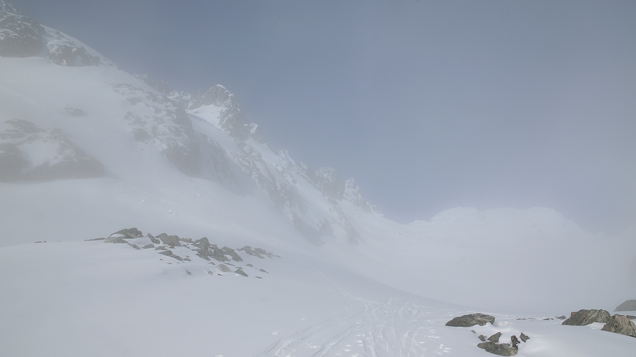 20140501-010-BrecheArgentiere.jpg - Derniere vue sur le Glacier d'Argentier avant de disparaitre dans le brouillard ... epais a ne plus voir ses spatules