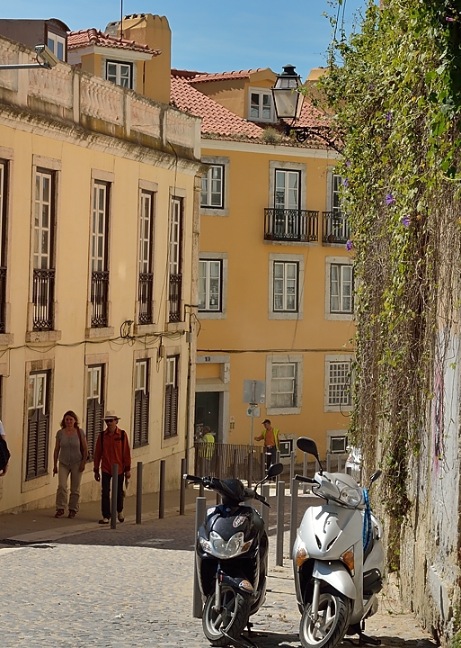 20140509-085-Lisabon.jpg - There a plenty of Vespas in the city ... it's easier to get a parking place
