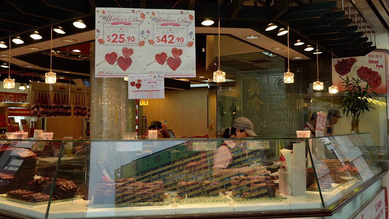 20140514-002-Singapore.jpg - ... and here you can buy your Mother's Day present: pure pork (perhaps)