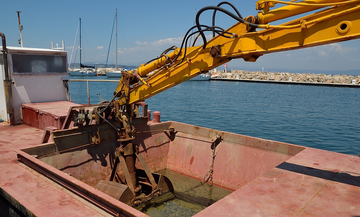 20140627-156-ISPDC-Porqueroll.jpg - Dredger ... to keep the port open