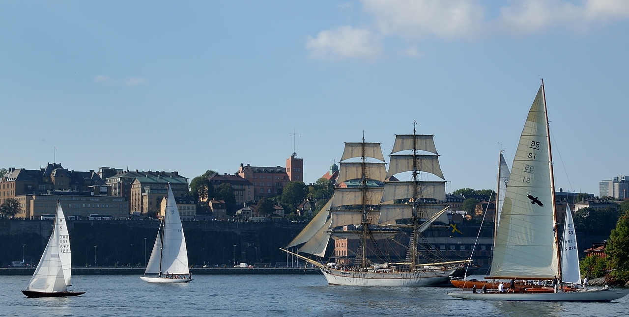 20140907-005-Stockholm.jpg - Vue de la promenade devant le musee Vasa sur l'ile Djurgarden: cette fois les bateaux sont de sortie