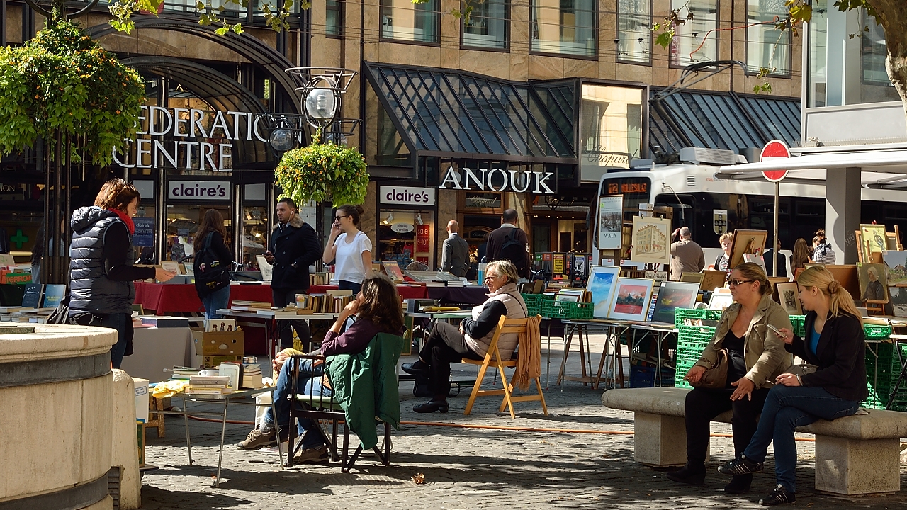 20140923-039-Geneva.jpg - A flea market in front of the Fusterie church ...