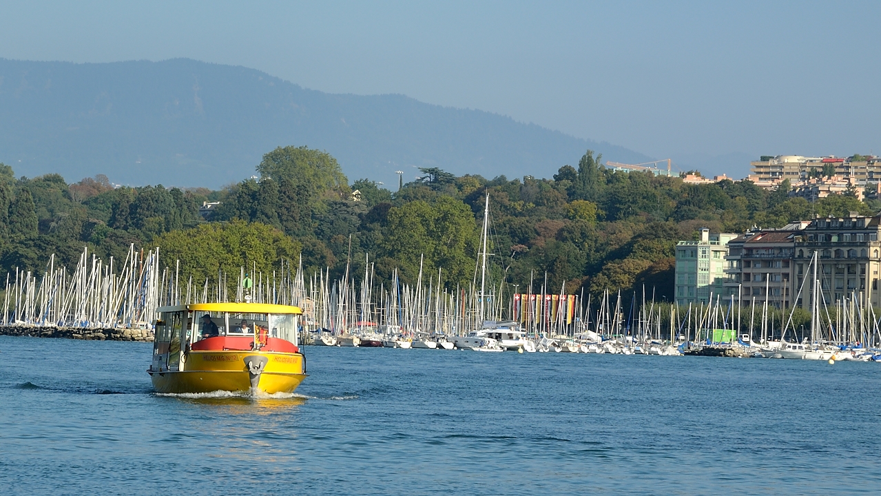 20140923-099-Geneva.jpg - Waiting for the bus crossing the lake