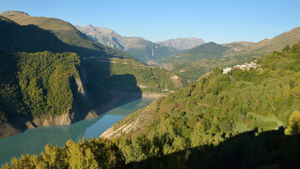 20140927-001-Emparis.jpg - Le hameau des Aymes (je crois) au-dessus du Lac du Chambon
