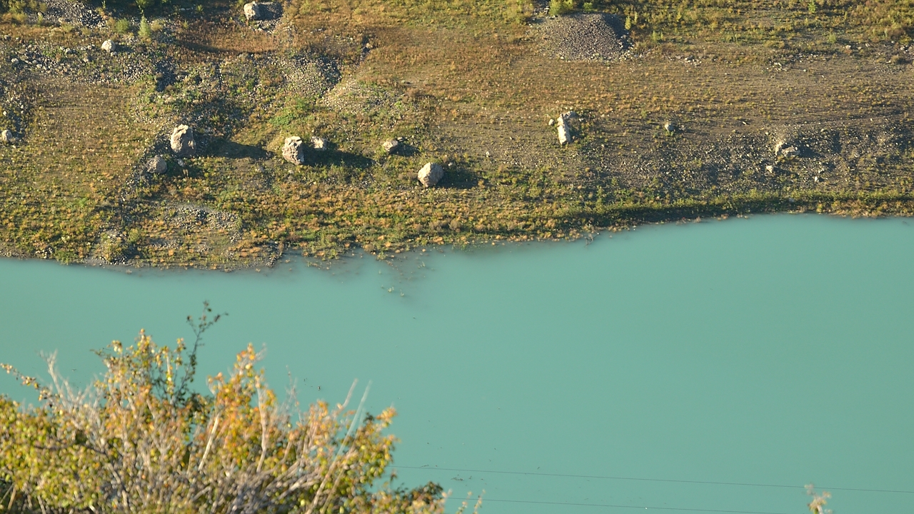 20140927-003-Emparis.jpg - Le soleil arrive sur le Lac du Chambon au fond de la vallée