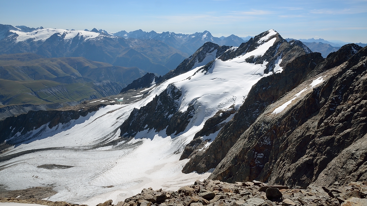 20140928-017-Etendard.jpg - Vue du Sommet : maintenant on voit bien le sommet du Pic Bayle. et le Mont Savoyat 100m plus bas 