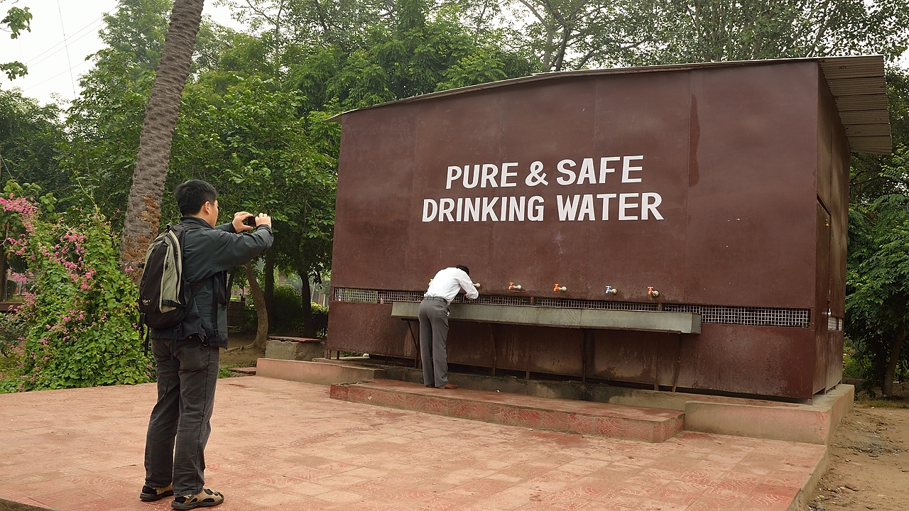 20141015-006-Delhi.jpg - Some consider it as a joke but I guess it's safe