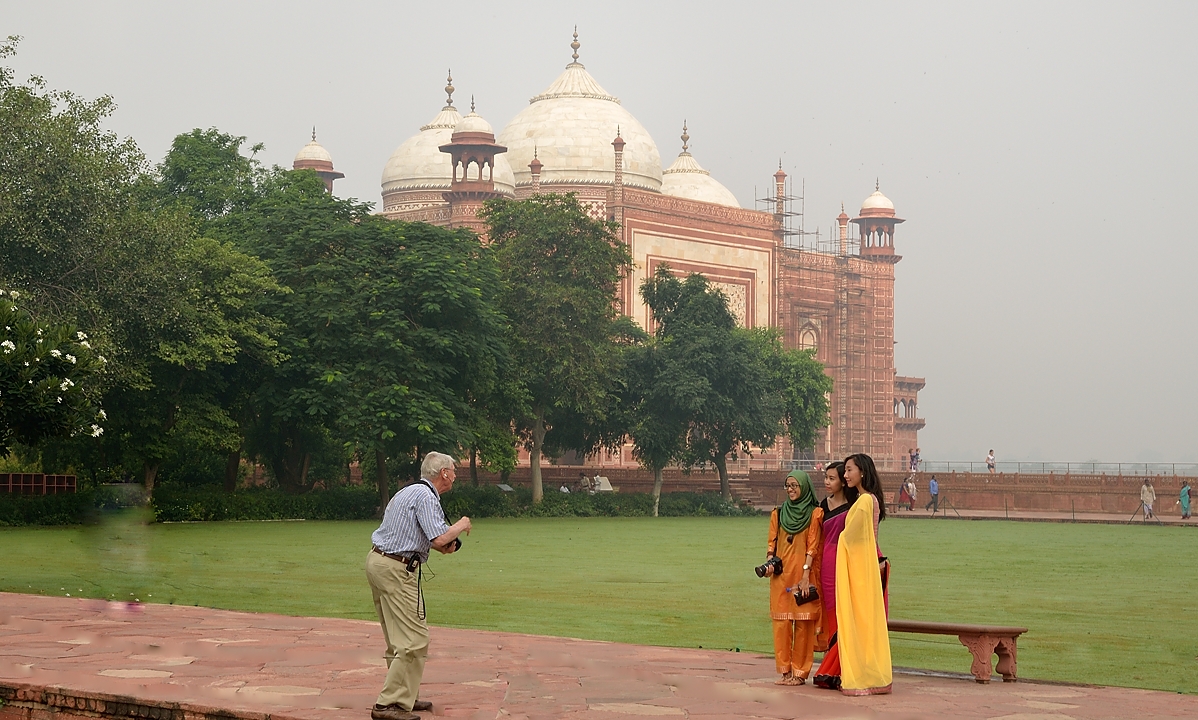 20141015-011-Delhi.jpg - Colourful saris everywhere