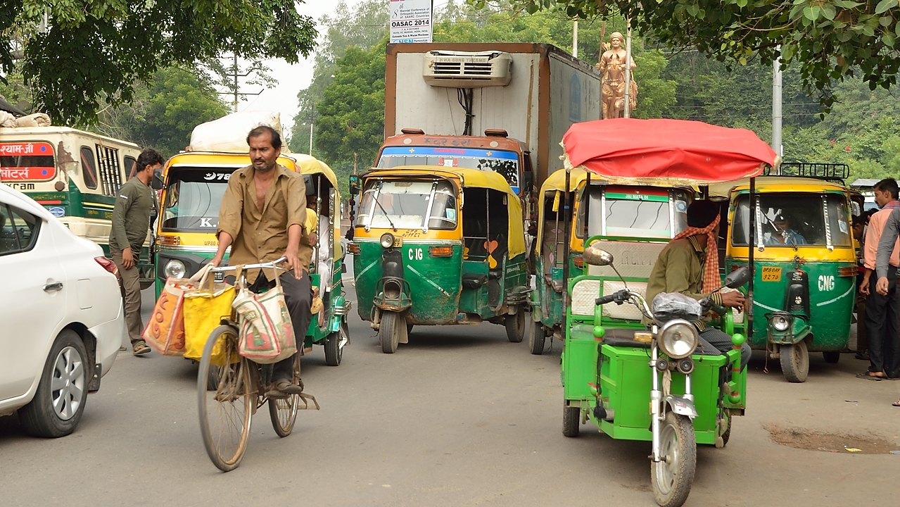 20141015-046-Delhi.jpg - Back in the traffic of Agra