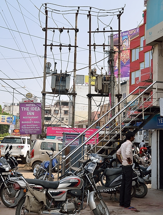20141015-073-Delhi.jpg - Now cars and motorcycles are everywhere ... but electricity looks still a bit chaotic