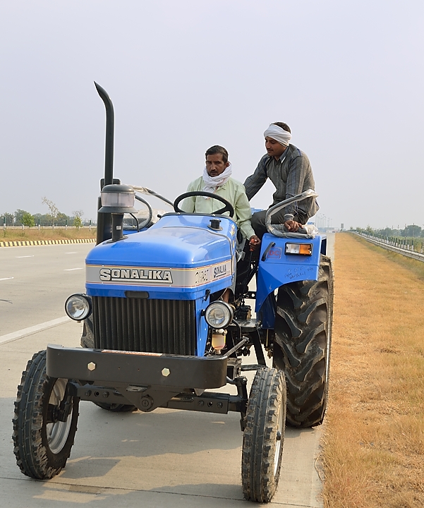 20141015-078-Delhi.jpg - A wonderful new tractor ... of course on the motorway