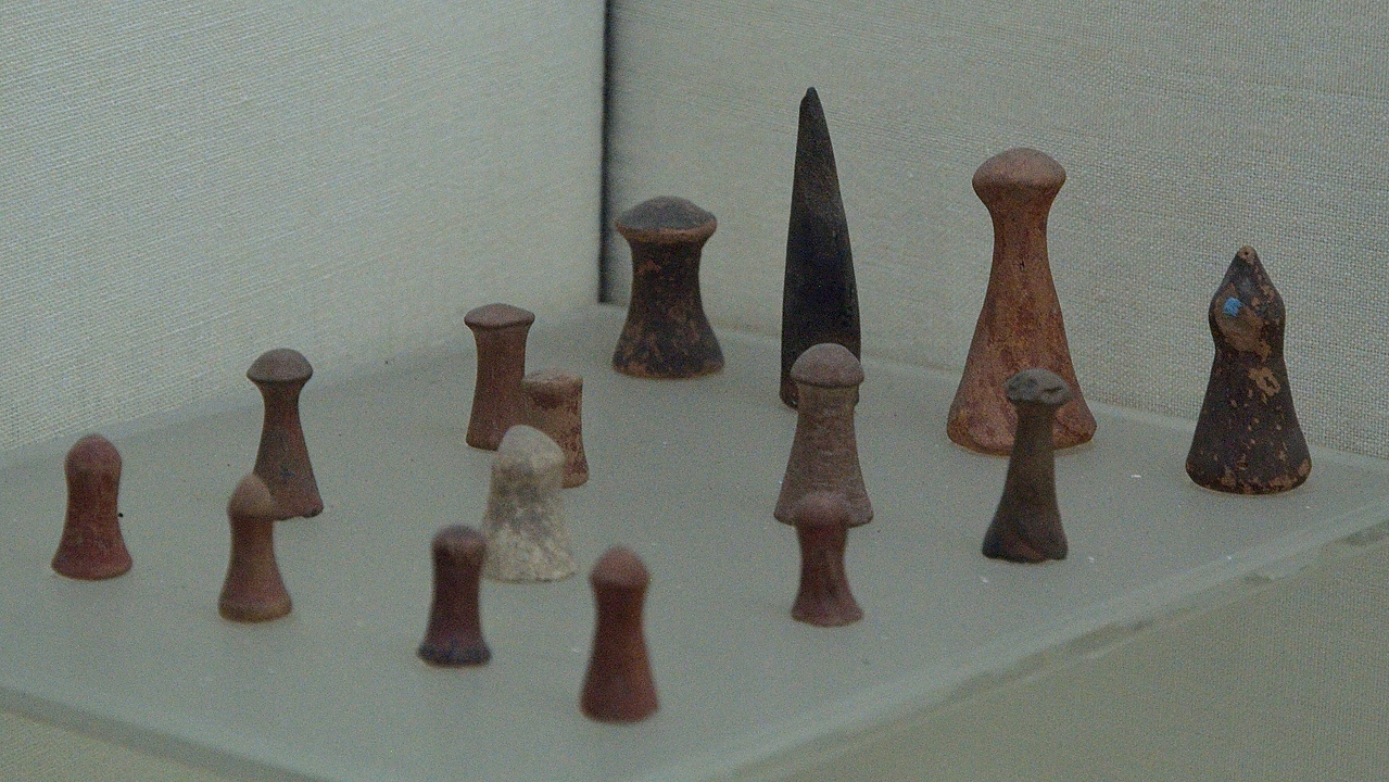 20141017-095-Delhi.jpg - In the museum: figures from the Harappan civilisation --- chess ?