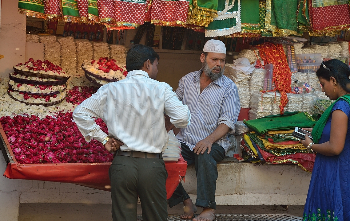 20141018-144-Delhi.jpg -    ... in fact, these shops were just beside the entry of the mosque but we didn't really recognize