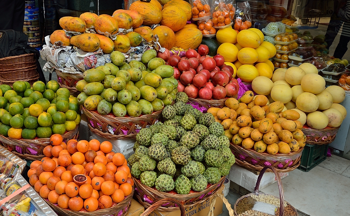 20141018-159-Delhi.jpg - This fruit shop is in a much more distinguished area where we had lunch