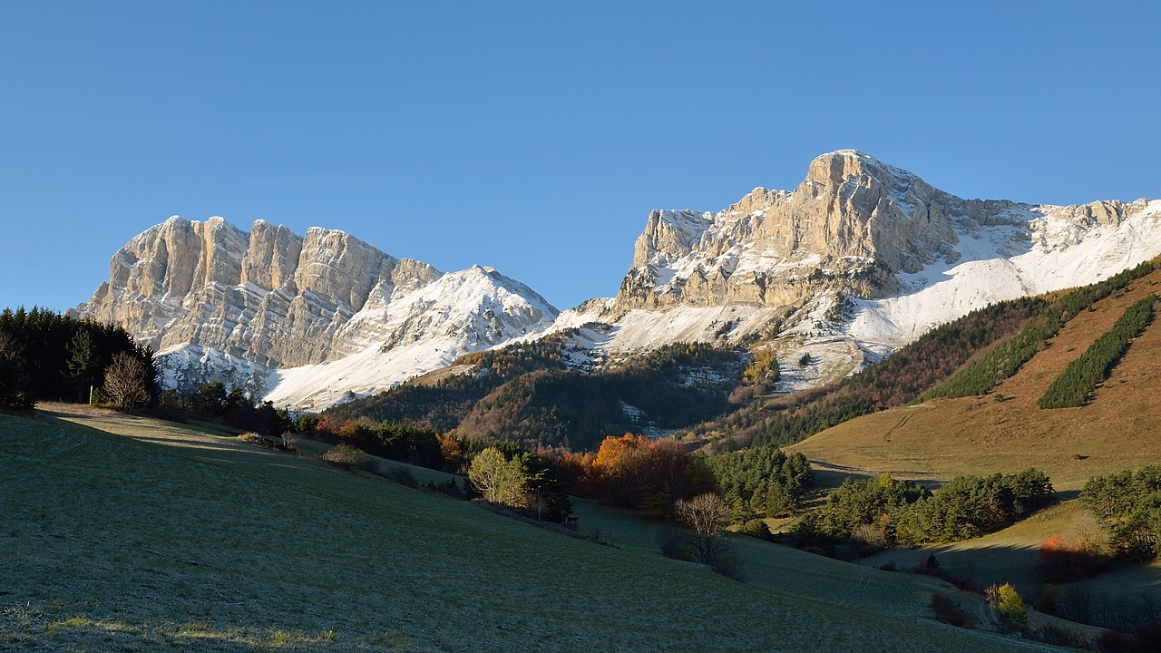 20141108-001-GrdVeymont.jpg - Au depart de Gresse: A gauche le Grand Veymont, puis le Pas de la Ville, puis le Sommet de Pierre Blanche ; et nous allons encore un peu plus a droite