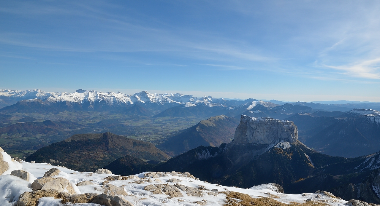 20141108-018-GrdVeymont.jpg - Au sommet bien venté : Le Mont Aiguille de plus pres, puis au fond les sommets du Devoluy